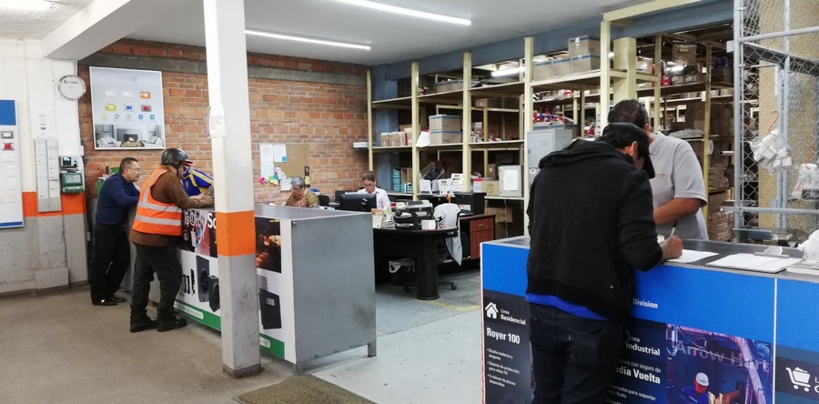 Asesores atendiendo a clientes en el mostrador