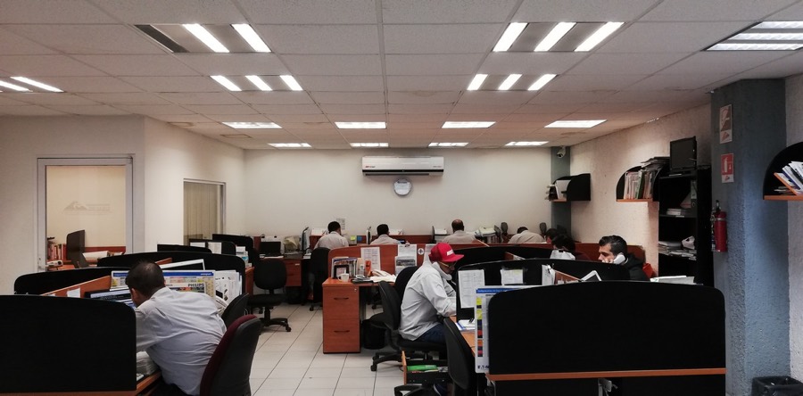 Equipo de ventas trabajando en oficinas