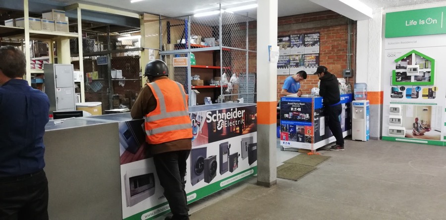 Cliente recibiendo asesoría en el mostrador